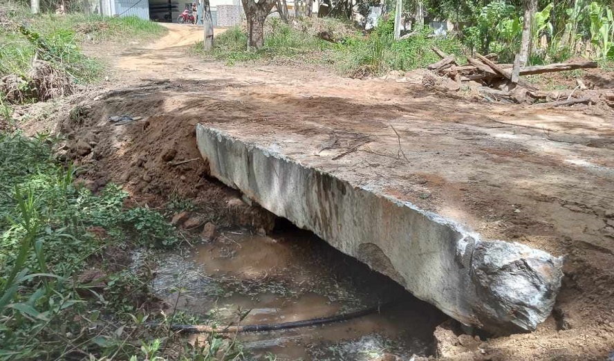 SEMTE entrega mais um bueiro, desta vez, em Cachoeirinha do Itaúnas