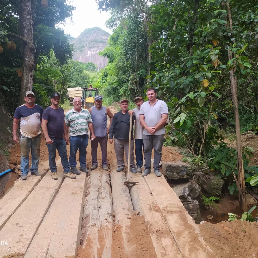 Prefeitura de Barra de São Francisco constrói mais uma ponte de madeira em Rio do Campo, totalizando 125 pontes, 247 bueiros e 26 muros