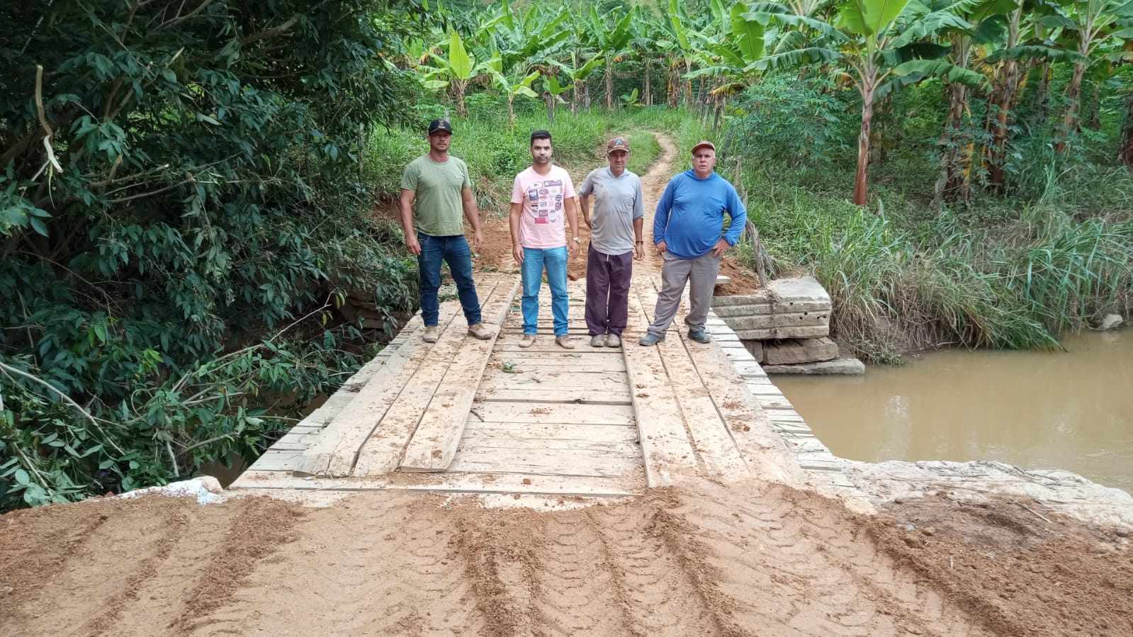 Imagem da notícia: Secretaria de Transportes e Estradas recupera ponte no Córrego Itaúnas após fortes chuvas