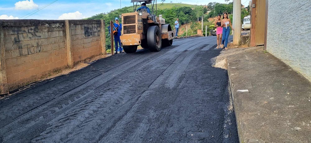 Seguem avançado as obras de pavimentação asfáltica pelos bairros de Barra de São Francisco