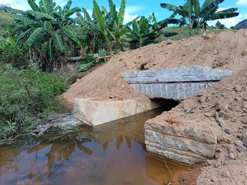 A Prefeitura constrói uma ponte ecológica no Córrego do Ouro, em Monte Sinai.