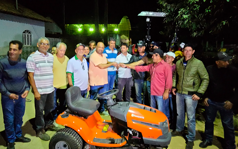 Prefeitura entrega trator cortador de grama e agrícola às comunidades esportiva e agrícola de Cachoeirinha de Itaúnas