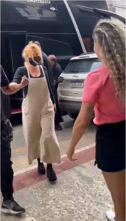 Joelma é recepcionada com muito carinho pelos fãs em Barra de São Francisco