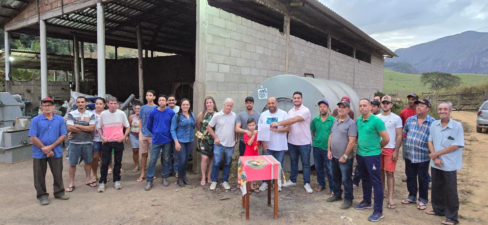 Prefeitura entrega secador de café à comunidade agrícola da Cabeceira do Córrego Palmital e Cabeceira do Boa Vista em distrito Monte Sinai