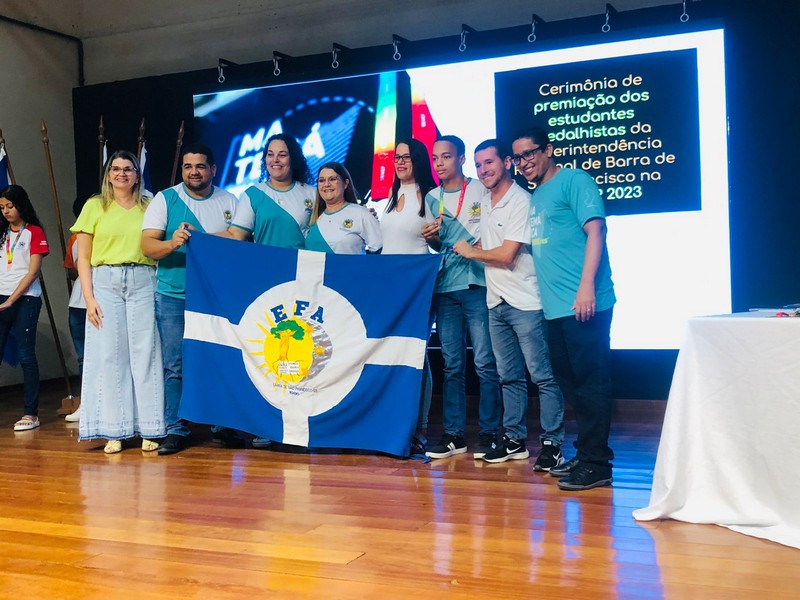 Imagem da notícia: Aluno da EFA Normília Cunha dos Santos, de Barra de São Francisco, recebe medalha na Olimpíada de Matemática