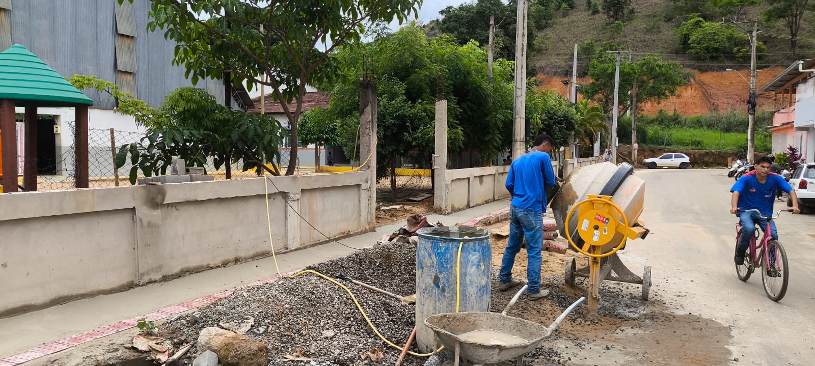 Imagem da notícia: Escola Municipal Sebastião Albano recebe calçada cidadã e muro nos arredores do ambiente escolar